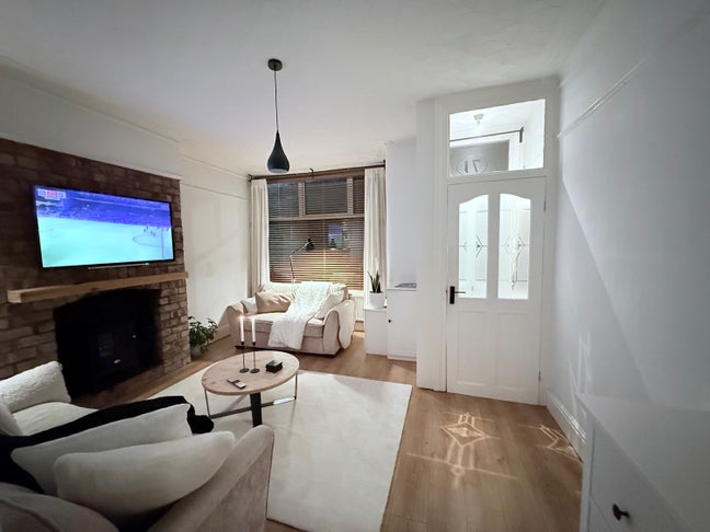 Double room available in a warm & cosy home  Main Photo