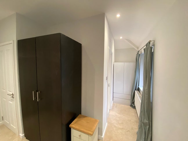 Nice En-suite - close to station Main Photo