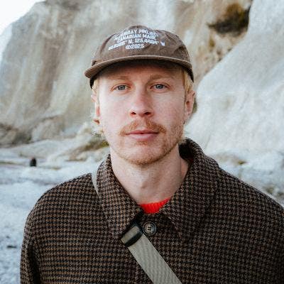 Looking for a room in town Main Photo