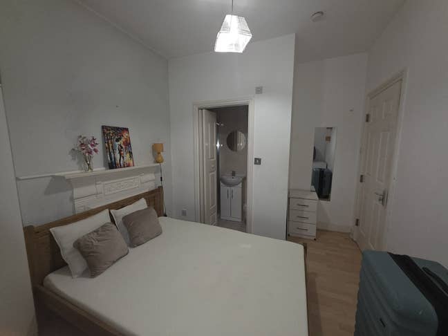 🏡 Welcome to Your New Home in Margravine Gardens Main Photo