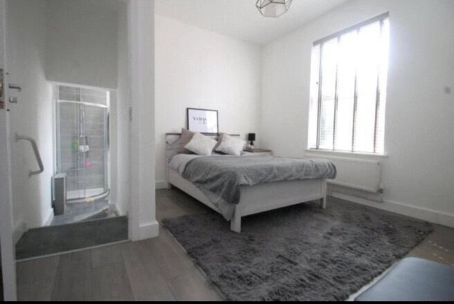 Beeston rm with en-suite very close to station  Main Photo