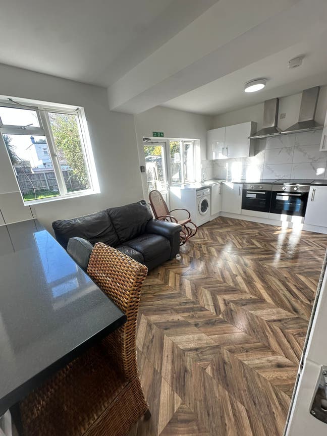 Lovely Rooms in Tilbury Main Photo