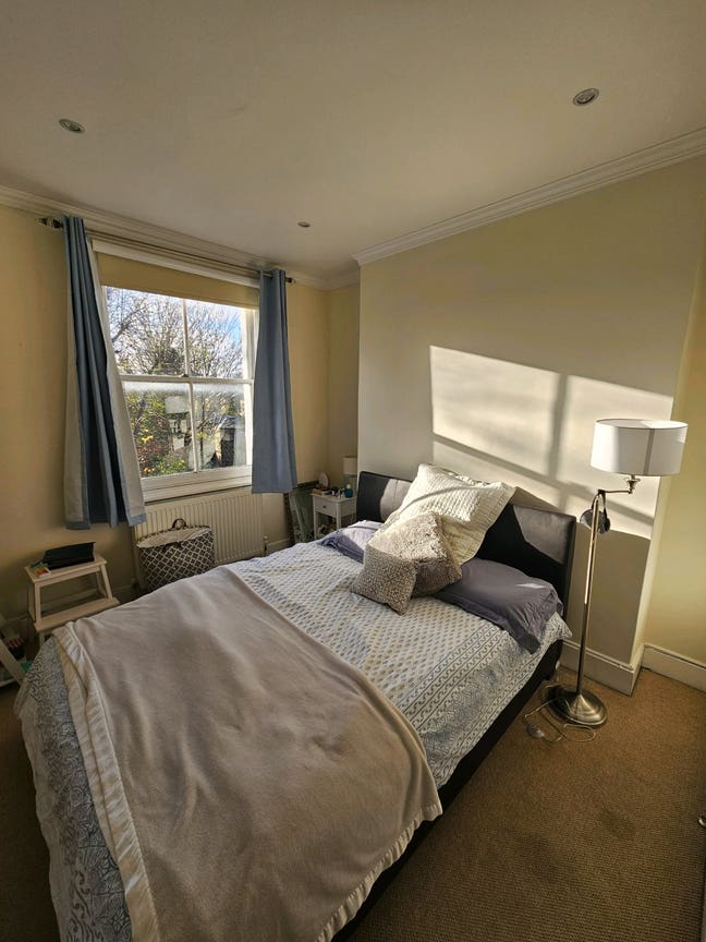Bright, cheery king-size bedroom Fulham Main Photo