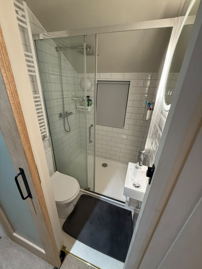 Large double furnished room available in whitecros Main Photo