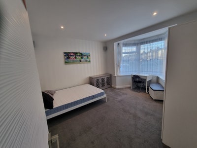 Large Double Room Close to Uxbridge Main Photo