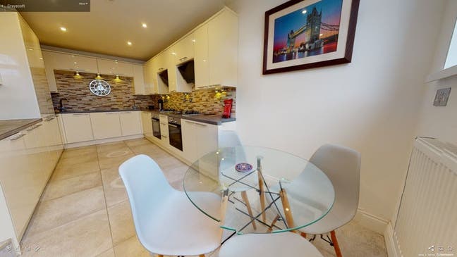 Large Ensuite Room + All Bills & Cleaner Included Main Photo