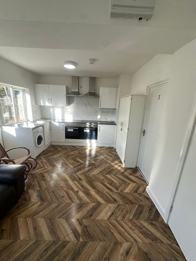 Lovely Tilbury Self contained rooms Main Photo