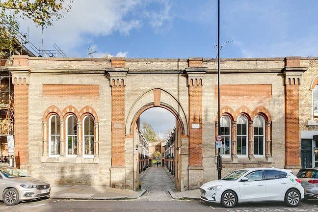 Beautiful 3 bed 3 bathroom Mews Townhouse Main Photo