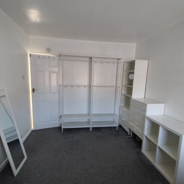 1 master room & 1 small double in Acomb York Main Photo