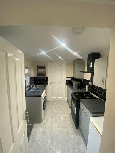 Newly Renovated 4 Bed house near Medway Hospital Main Photo