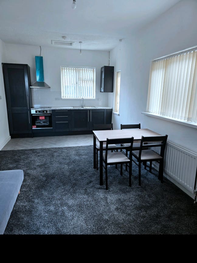 1 / 2 / 3 / 4 Bedroom Flat with own kitchen  Main Photo