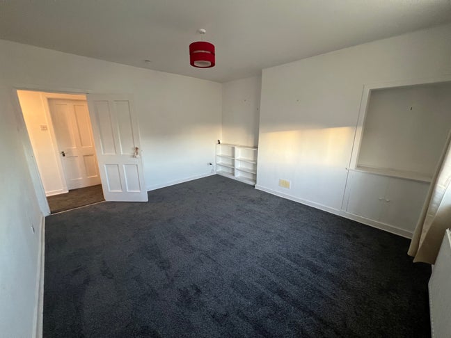 1 Bedroom Flat with Private Entrance & Large Garde Main Photo