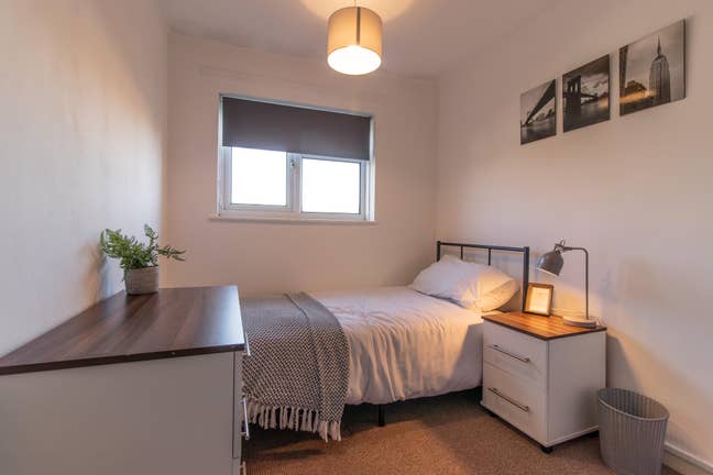 Bright Single Room • Bills Inc • Littlemore OX4 Main Photo