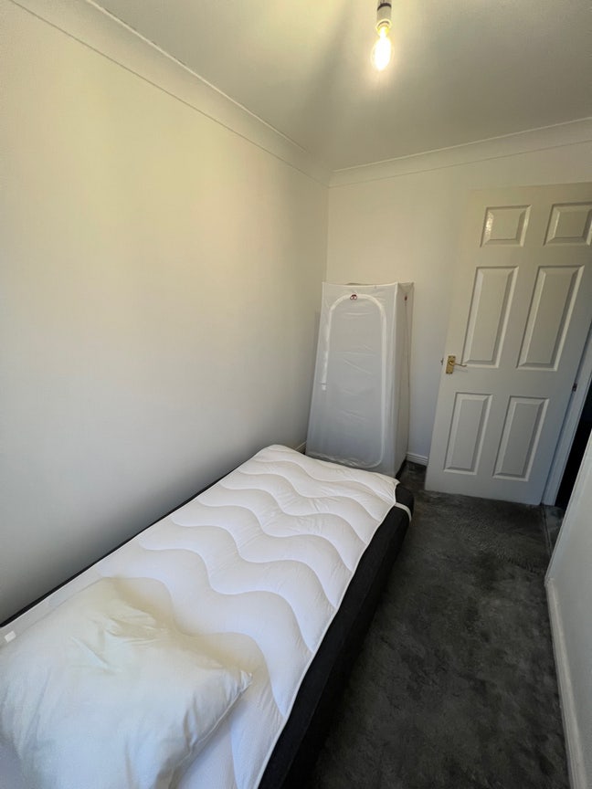 Single room to let in a shared house Main Photo