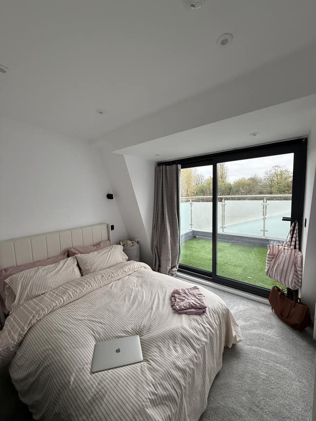 Room with Private Balcony and Bathroom Main Photo