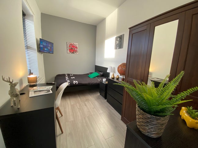 Spacious ensuite high-standard double bedroom Main Photo