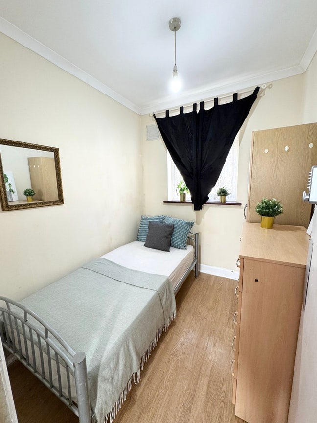 *Super Cheap Single Room Next to Neasden Station Main Photo