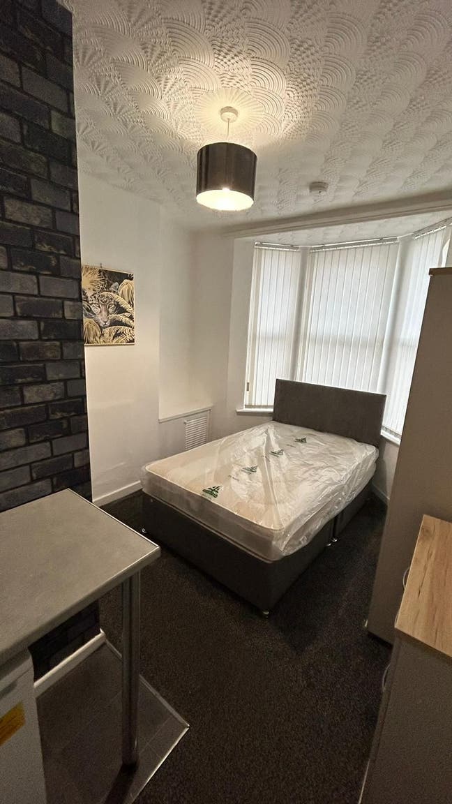 All Bills Included- Double En Suite Room Furnished Main Photo