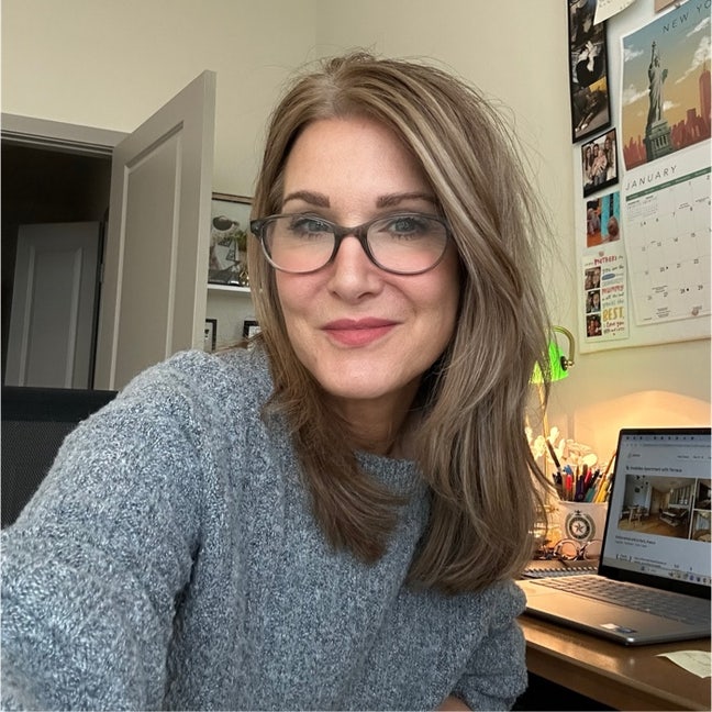 Professional Female Looking for Short Term Room Main Photo