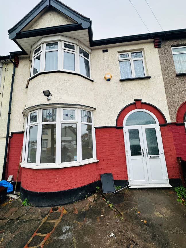 Stunning 4-Bedroom House in Ilford, IG1 Main Photo