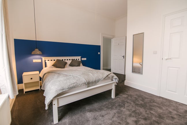 Large Ensuite Room - Mutley Main Photo