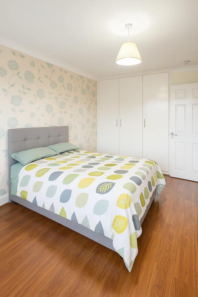 5 minutes from Feltham Station Double/Single Room Main Photo