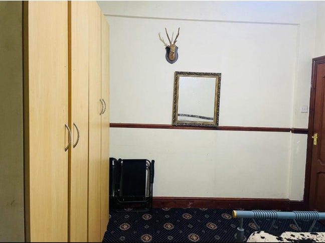 Room to let in a family house Main Photo