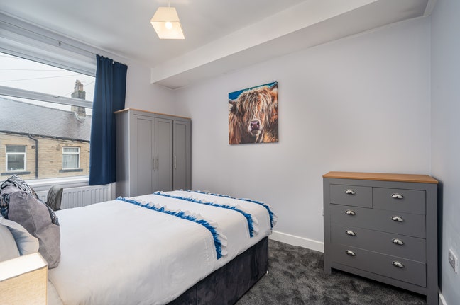 Stunning Modern room. Ideal for professionals Main Photo