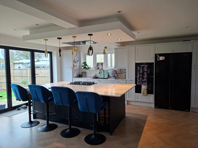 Cozy Safe Room in family home availiable Main Photo