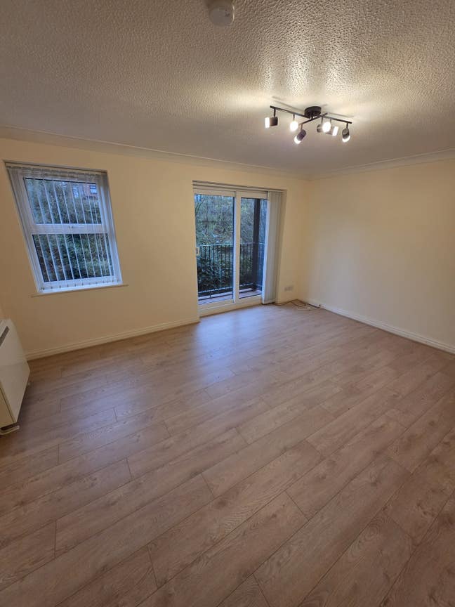 Newly Renovated 1 Bed Flat Near Hospital & Train S Main Photo