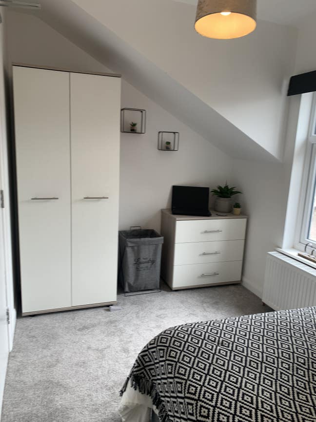 Rooms next to train station! Available in January! Main Photo