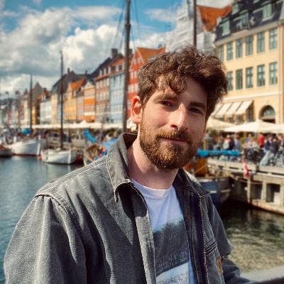 Italian illustrator looking for a room Main Photo