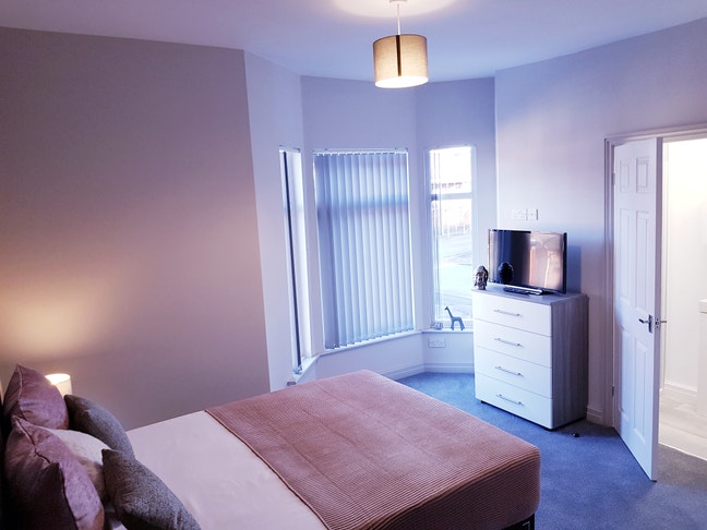 Spacious Ensuite Room * Nr Train Station & Town Main Photo