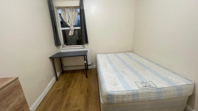 Burley Road - Room in Custom House E16 Main Photo