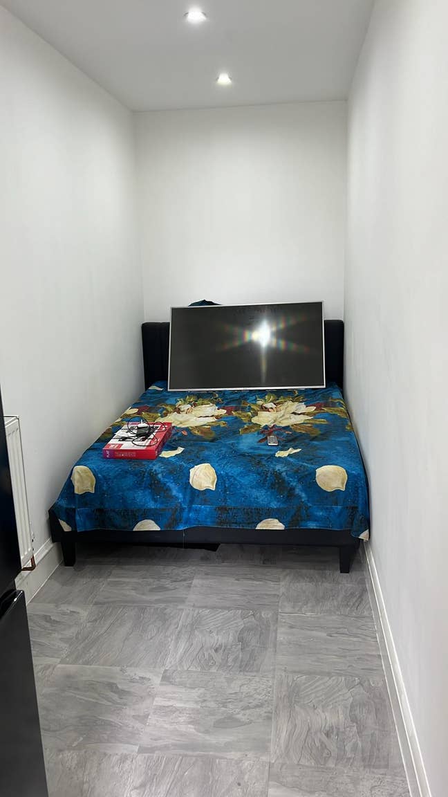 Spacious Studio Flat for Rent – RM3 7RU Main Photo