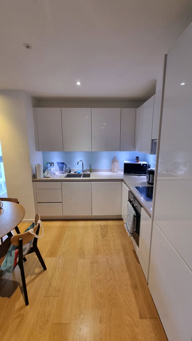 Spacious double bedroom in a gorgeous 2bed 2bath Main Photo