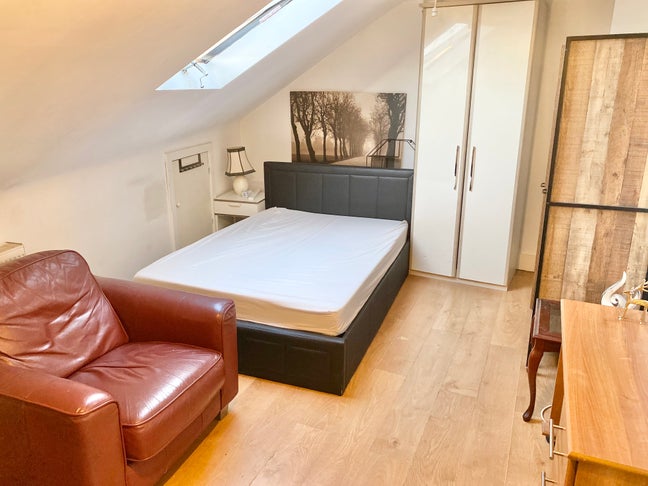 Large Room Hove available now  Main Photo