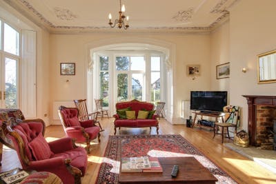 Attic room with ensuite and kitchenette Main Photo