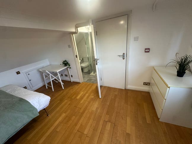 Big En-suite Room in Canary Wharf  Main Photo