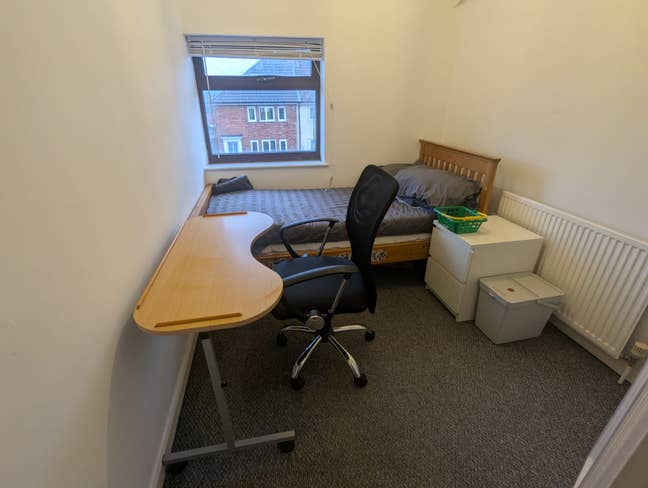 One single bed room available  Main Photo