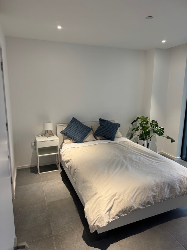 Double bedroom in luxury apartment. Canary wharf Main Photo