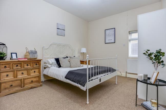Spacious Bedroom In West Ealing W13 Main Photo