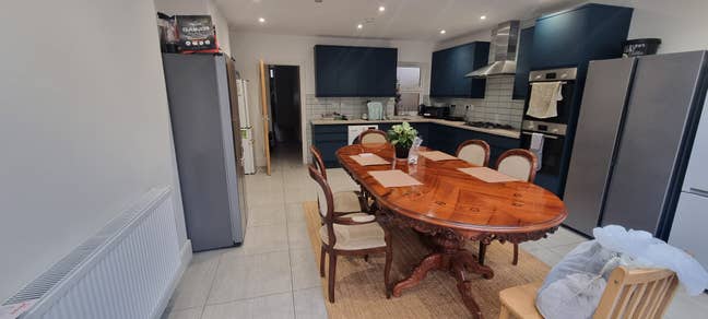 Extra Large Double Room in Victoria House  Main Photo