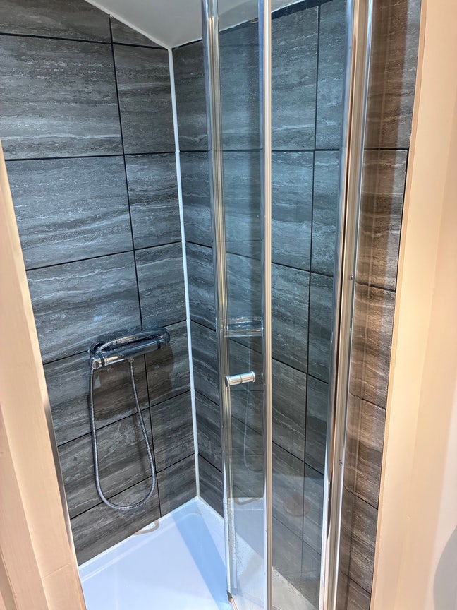 Comfortable Cozy En-Suite Room with Non Deposit  Main Photo