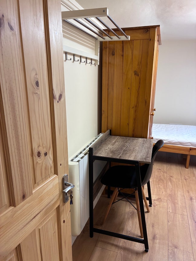 Comfortable Cozy En-Suite Room with Non Deposit  Main Photo