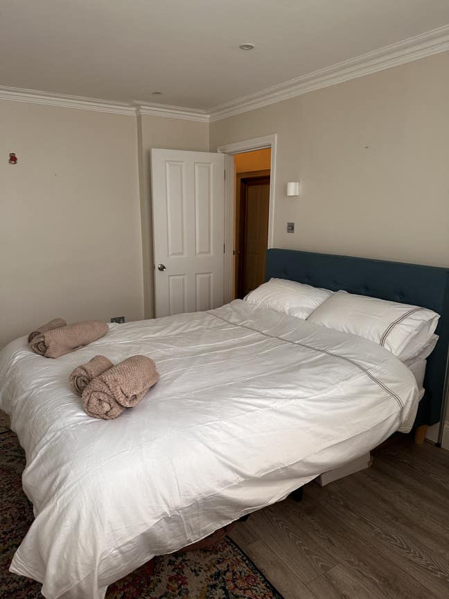 Double Room and en suite large bathroom  Main Photo