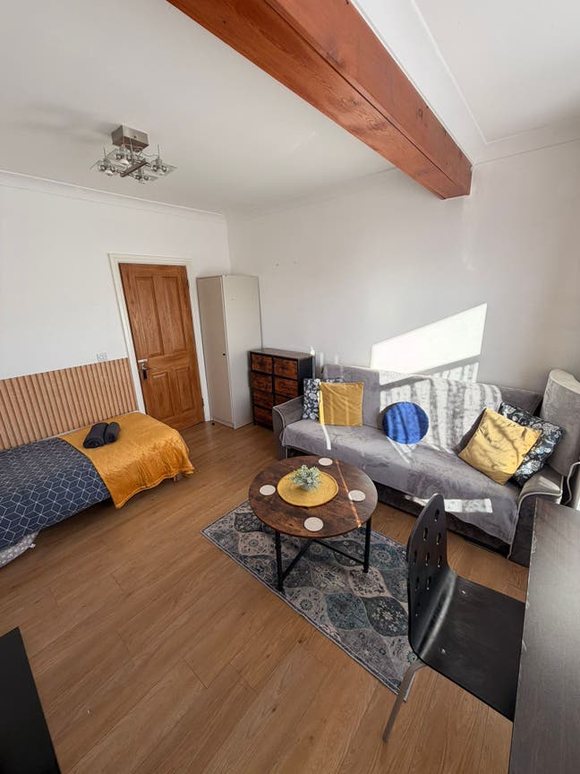 2  Double Rooms for Rent in Lovely Bungallow Main Photo