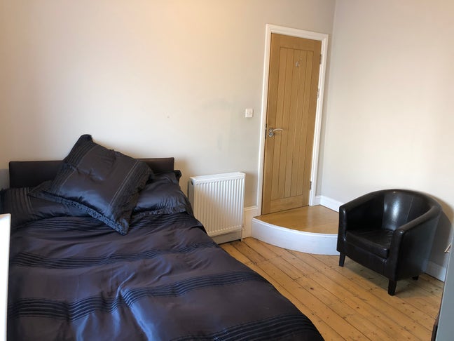 Quiet Professional Home Near Transport Links Main Photo