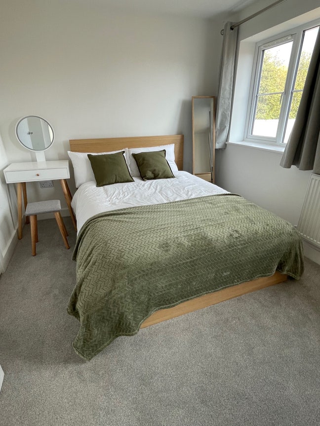 Double En-suite room to rent Main Photo