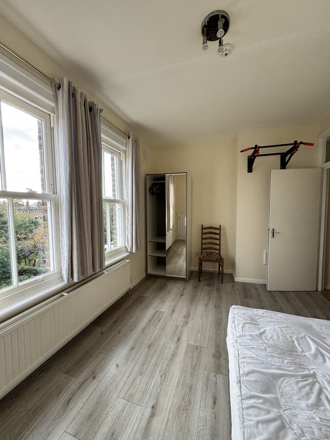 Bright 1 bedrom flat, quiet area ~Shepherd's Bush Main Photo